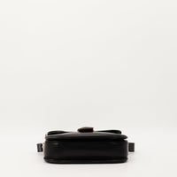 Détail fermoir Triomphe doré Céline cuir noir — AMANA Vintage