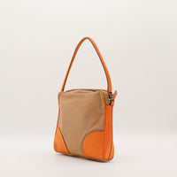 Sac à épaule Prada vue latérale cuir orange occasion authentique — AMANA Vintage