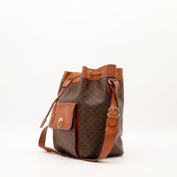 Sac seau Celine Macadam vue de trois quarts avec bandoulière réglable occasion — AMANA Vintage
