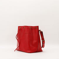 Sac seau Louis Vuitton Petit Noé Épi rouge vue de trois quarts — AMANA Vintage