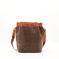 Sac seau Celine Macadam vue de dos bandoulière cuir cognac occasion authentique — AMANA Vintage