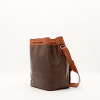 Sac seau Celine Macadam vue de trois quarts dos cuir et toile Macadam — AMANA Vintage