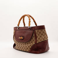 Tote Bag Bambou Gucci vue trois quarts gauche toile monogrammée bordeaux — AMANA Vintage