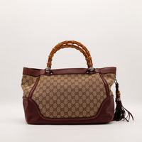 Tote Bag Bambou Gucci vue de face arrière cuir bordeaux pompon — AMANA Vintage