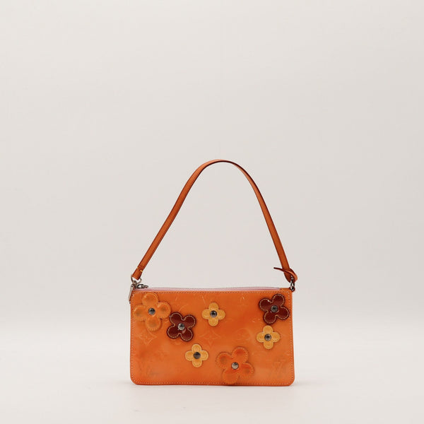 Pochette Louis Vuitton Vernis Fleurs orange vue de face occasion authentique — AMANA Vintage