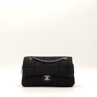 Sac Chanel Chocolate Bar satin noir vue de face occasion authentique — AMANA Vintage