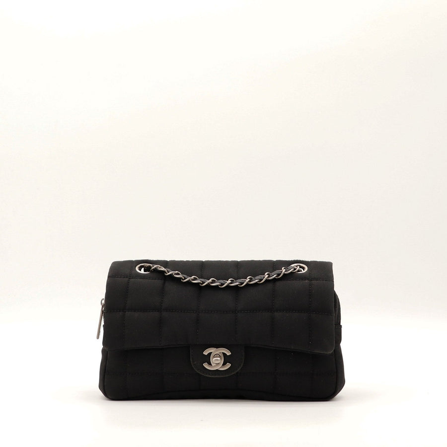 Sac Chanel Chocolate Bar satin noir vue de face occasion authentique — AMANA Vintage