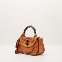 Vue de trois quarts Gucci Tote Bag Bella Bambou cuir camel anse bambou — AMANA Vintage