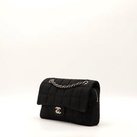 Sac Chanel Chocolate Bar satin noir vue trois quarts occasion authentique — AMANA Vintage