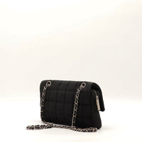 Sac Chanel Chocolate Bar satin noir vue arrière trois quarts occasion authentique — AMANA Vintage