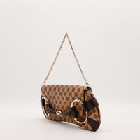 Pochette Gucci Horsebit vue de trois quarts chaîne dorée toile monogrammée — AMANA Vintage