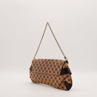 Vue de trois quarts arrière pochette Gucci Horsebit chaîne dorée — AMANA Vintage
