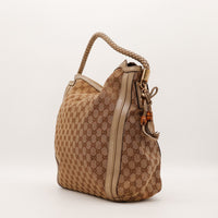 Hobo Bambou Gucci vue de trois quarts droit détail cuir grainé taupe — AMANA Vintage