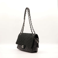 Vue de trois quarts Chanel Timeless Jumbo noir chaîne argentée — AMANA Vintage