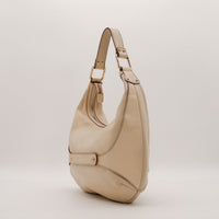 Hobo Bambou Gucci cuir beige vue de profil avec zip — AMANA Vintage