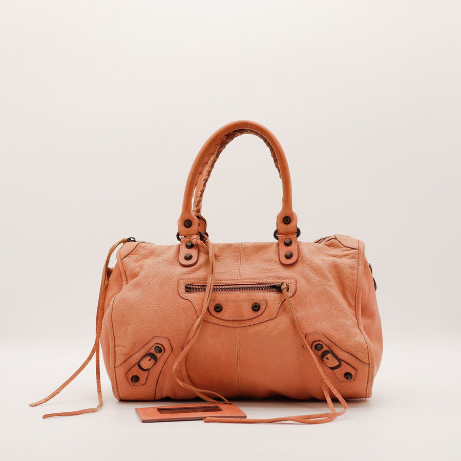 Sac Balenciaga cuir d'agneau froissé rose saumon vue de face occasion authentique — AMANA Vintage