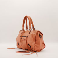 Sac Balenciaga cuir froissé rose vue trois quarts occasion authentique — AMANA Vintage