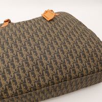 Détail coin inférieur sac Boston Dior Trotter toile Oblique — AMANA Vintage