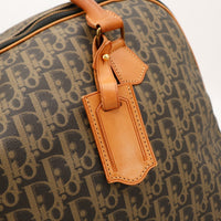 Détail étiquette bagage cuir vachette naturel sac Boston Dior Trotter — AMANA Vintage