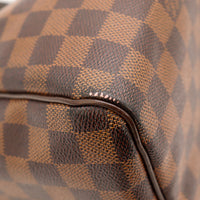 Détail coin inférieur toile Damier Ébène Louis Vuitton Speedy 30 — AMANA Vintage