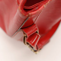 Détail attache et anneau doré Louis Vuitton Petit Noé Épi rouge — AMANA Vintage