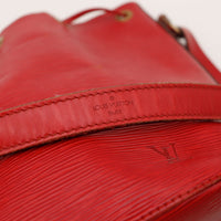 Estampille Louis Vuitton Paris sur bandoulière cuir Épi rouge — AMANA Vintage