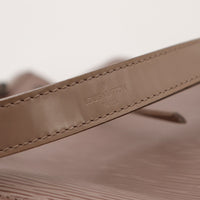 Détail estampille Louis Vuitton Paris sur la bandoulière Petit Noé — AMANA Vintage