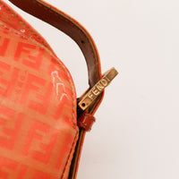 Détail embout métal signé Fendi sur bandoulière — AMANA Vintage