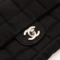 Détail fermoir CC argenté Chanel Chocolate Bar satin noir — AMANA Vintage