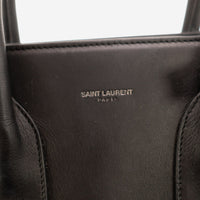 Détail estampille Saint Laurent Paris sur cuir noir Sac de Jour — AMANA Vintage