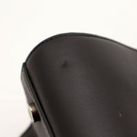 Détail marque sur le cuir noir du Sac de Jour Saint Laurent — AMANA Vintage