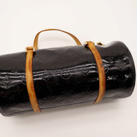 Detail cuir Vernis amarante Louis Vuitton Bedford griffures de surface — AMANA Vintage