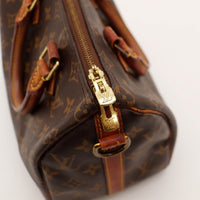 Détail fermeture éclair et tirettes dorées Louis Vuitton Speedy 25 — AMANA Vintage
