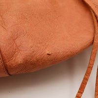 Détail coin inférieur cuir froissé sac Balenciaga occasion authentique — AMANA Vintage
