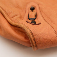 Détail bordure cuir et rivet sac Balenciaga occasion authentique — AMANA Vintage