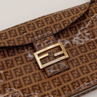 Détail fermoir FF doré Fendi Mamma Baguette — AMANA Vintage