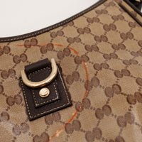 Détail anneau D doré et patte cuir Gucci Hobo — AMANA Vintage