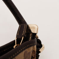 Détail fermeture zippée dorée signée Gucci Hobo — AMANA Vintage