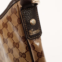 Détail attache cuir logo Gucci sur toile enduite — AMANA Vintage