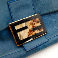 Détail fermoir FF résine Fendi Mamma Baguette bleu — AMANA Vintage