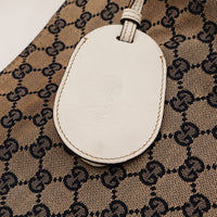 Détail breloque cuir blanc estampillée Gucci Hobo Web — AMANA Vintage