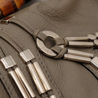 Détail ornements métalliques et anneau Gucci Indy Hobo — AMANA Vintage