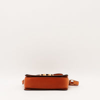 Détail base cuir camel Céline Triomphe occasion authentique — AMANA Vintage