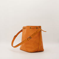 Louis Vuitton Noe Epi jaune vue de trois quarts avec bandouliere — AMANA Vintage