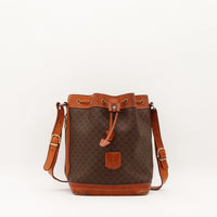 Sac seau Céline Macadam toile monogrammée marron et cuir cognac vue de face occasion authentique — AMANA Vintage