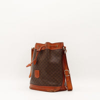 Vue trois quarts sac seau Céline Macadam avec bandoulière réglable occasion — AMANA Vintage