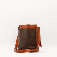 Vue latérale sac seau Céline Macadam cuir cognac bandoulière — AMANA Vintage
