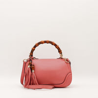 Détail fermoir piston bambou Gucci cuir rose framboise — AMANA Vintage