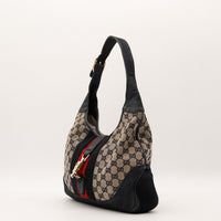 Vue de trois quarts Gucci New Jackie toile monogrammée noir beige fermoir piston bambou — AMANA Vintage