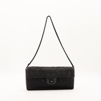 Sac à Rabat Chanel Travel Line nylon noir chaîne laquée vue de face occasion authentique — AMANA Vintage
